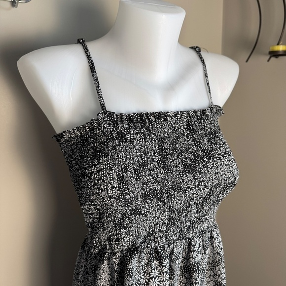 Floral Print Dress Black and White Sleeveless Smocked Black Gray Casual Sundress - Picture 4 of 16